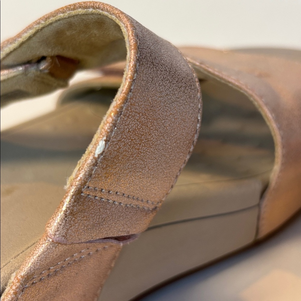 Vionic Kylan Pink Metallic Sandals. Size 8 - Picture 8 of 9